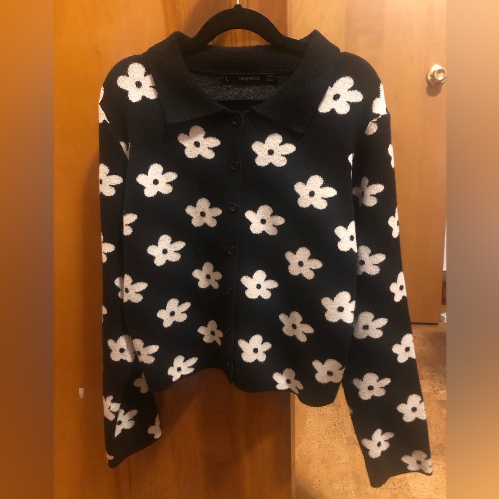 HESPERUS Black & White Daisy Button Down Collar Cardigan